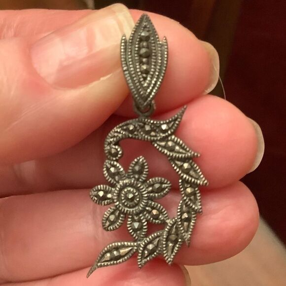𝅺STERLING SILVER 925 MARCASITE FLORAL PENDANT​ - Picture 1 of 9